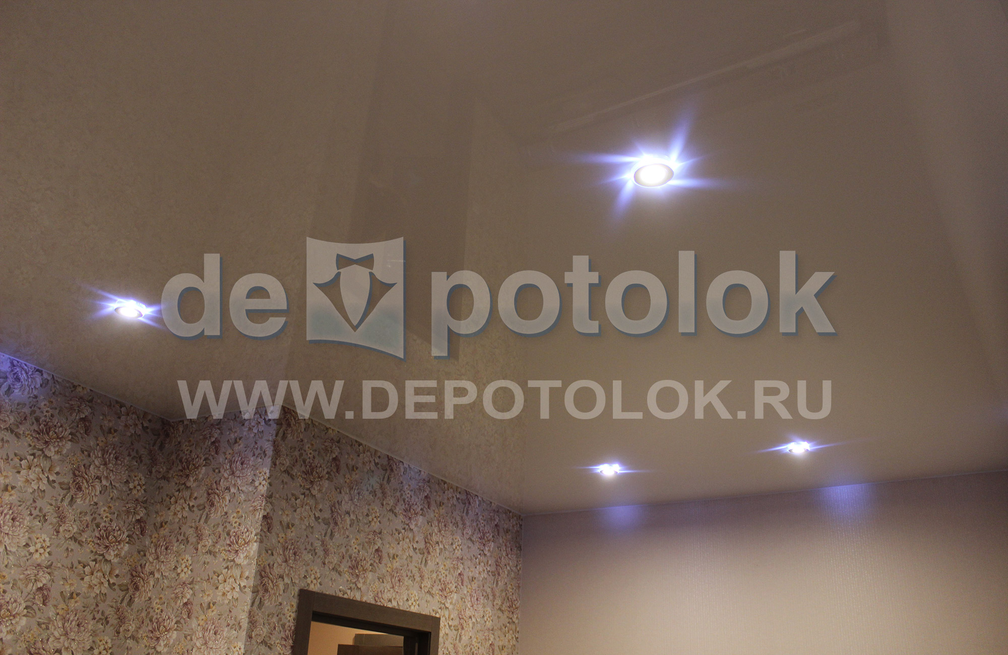 Натяжной потолок бежевых оттенков